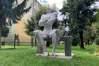 Po latach rzeźby studentów ASP obrażają uczucia moralne. W Sanoku chcą je zastąpić maryjnymi