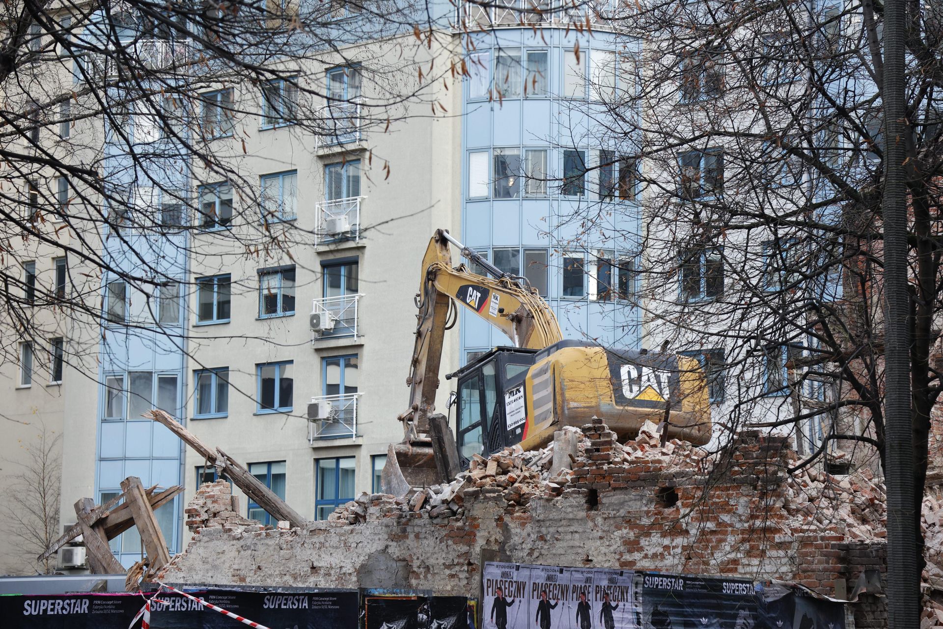 Łucka 8. Kamienica po kolejnych zniszczeniach