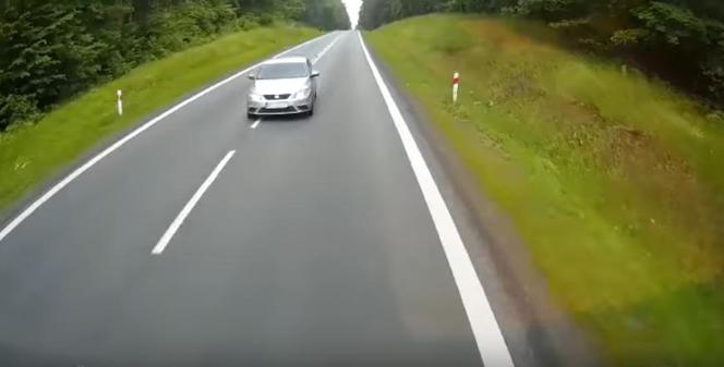 Na filmie widać moment czołowego zderzenia osobówki z TIR-em na DK8! [WIDEO]