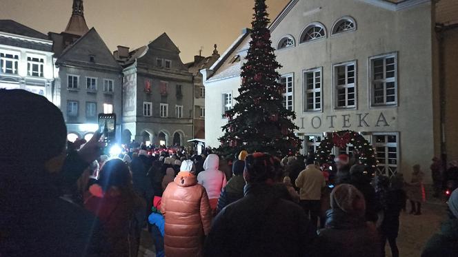 W sercu olsztyńskiej Starówki zapłonęła choinka! "Odpalamy święta" z Miejskim Ośrodkiem Kultury