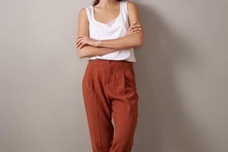 Zapomnij o nudnych jeansach. Te spodnie zawojują ulice w najbliższych miesiącach