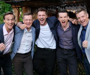 M jak miłość, odcinek 1887: Marcin (Mikołaj Roznerski), Olek (Maurycy Popiel), Jakub Karski (Krzysztof Kwiatkowski), Piotrek (Marcin Mroczek), Paweł (Rafał Mroczek)