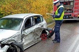 Groźny wypadek na Kaszubach. Czołowe zderzenie osobówki z dostawczakiem. Są poszkodowani