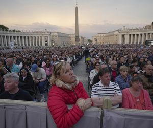 Hołdy na Placu Świętego Piotra.