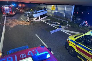 Bus uderzył w barierę energochłonną, po czym dachował