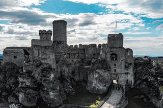 Zamek Ogrodzieniec. Tajemnicza warownia na mapie Polski