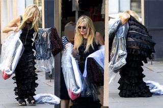 Monika Olejnik w falbanach i prześwitach pogubiła pranie! Niezłe widowisko na środku ulicy