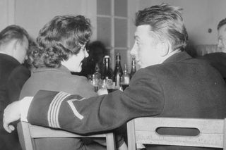 QUIZ PRL. Krem sułtański i kawa z fusami. Jak kawiarnie ratowały od szarości PRL-u? Tylko prawdziwi znawcy PRL-u zdobędą 15/15