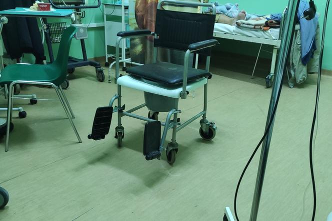 Rzeczywistość covidowa w Bytomiu. Postawili na środku sali wózek inwalidzki z dziurą i tam kazali załatwiać się pacjentom [ZDJĘCIA]