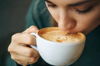 Dodawaj szczyptę do kawy, tak zareaguje twój organizm. Różnicę zobaczysz na wadze