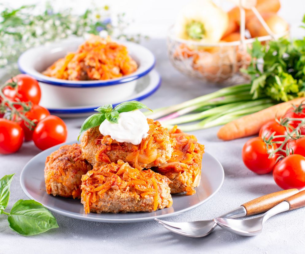 Gołąbki bez zawijania: łatwy przepis w sosie pomidorowym z piekarnika