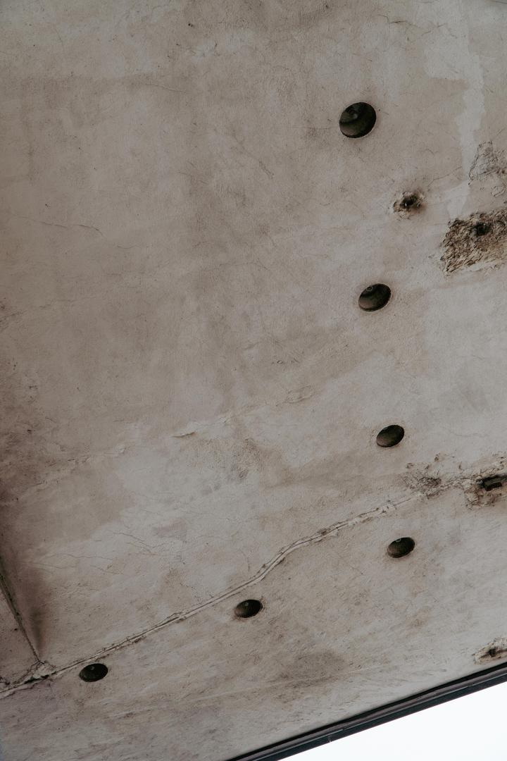 Zieleniak w Gdańsku - zdjęcia. Zamiast osłon na lampy użyto tu w PRL-u garnków