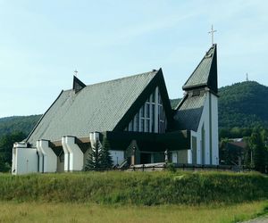 To niewielka małopolska wieś. Kiedyś przechodziła przez nią słynna galicyjska kolej 