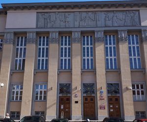 Wandale zniszczyli elewację Sądu Okręgowego w Łodzi. Pojawiły się obraźliwe napisy
