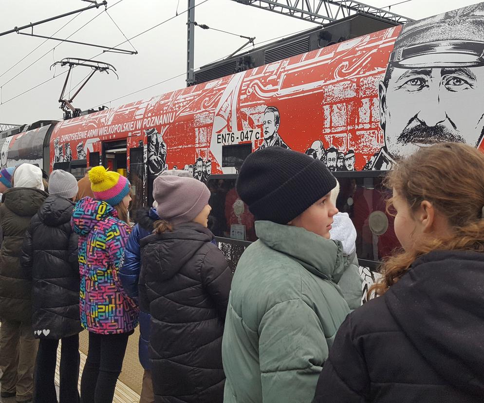 Do Leszna przyjechał „Pociąg Zwycięstwa”. Zorganizowano w nim lekcję historii o Powstaniu Wielkopolskim