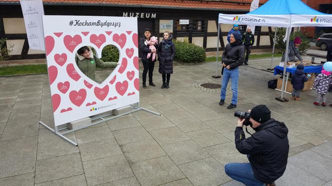 Kochają Bydgoszcz. Dlatego... segregują śmieci. Walentynkowa akcja miasta