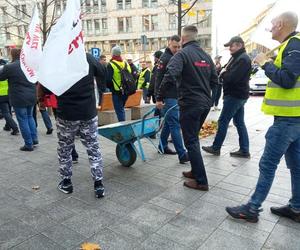 Górnicy protestowali w Warszawie pod siedzibą PGE. Wystawiono świńskie łby