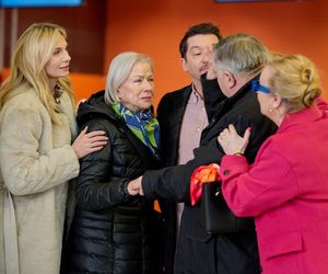 Na Wspólnej, odc. 4002. Włodek (Mieczysław Hryniewicz), Monika (Sylwia Gliwa), Bogdan (Wojciech Brzeziński), Maria (Bożena Dykiel), Roża (Halina Rasiakówna)