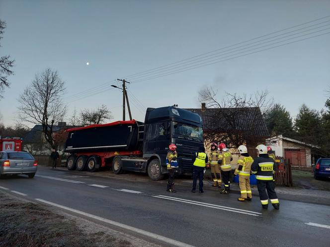 Wypadek ciężarówki i dwóch osobówek w Wąchocku! W akcji grupa chemiczna ze Skarżyska