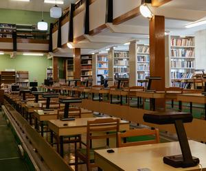 Biblioteka Uniwersytetu Opolskiego - zdjęcia. Zobacz zachowane wnętrza z lat 70.