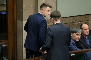 Zachowanie posła Konfederacji wzbudziło emocje w Sejmie. Hołownia musiał zareagować: Proszę opuścić salę. Nagrania krążą po sieci