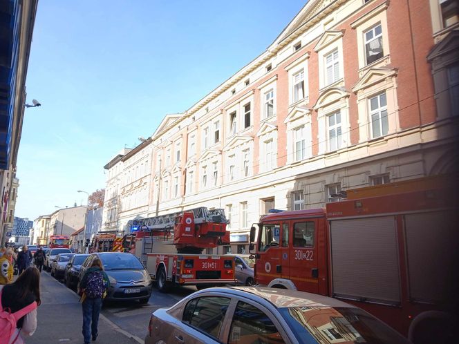 Paliło się mieszkanie w centrum Bydgoszczy. Strażacy ewakuowali kilkanaście osób