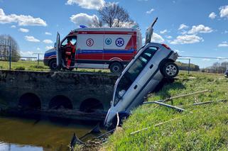 Samochód przebił bariery mostu i wpadł do wody