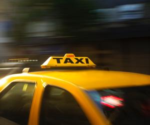 Zatrzymano podejrzanego o gwałt kierowcę taxi na aplikację. Zastosowano tymczasowy areszt