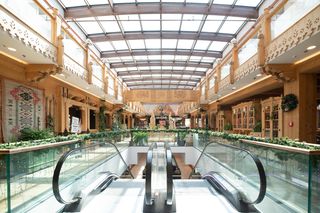 A pod pierzynką z oscypków drzemie... betonowy gigant. Centrum Handlowe na Krupówkach chowa się za „zakopiańskim detalem”