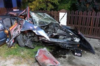 Tragiczny WYPADEK w Pawęzowie pod Tarnowem. Mężczyźni byli ZAKLESZCZENI w samochodzie