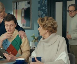 Barwy szczęścia odc. 3217. Józefina Rawiczowa (Elżbieta Jarosik), Kacper (Jakub Szlachetka), Jerzy (Bronisław Wrocławski), Małgorzata (Adrianna Biedrzyńska)