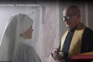 Wielki skandal po reklamie! Zakonnice zamiast hostii jedzą chipsy. I bardzo się cieszą!