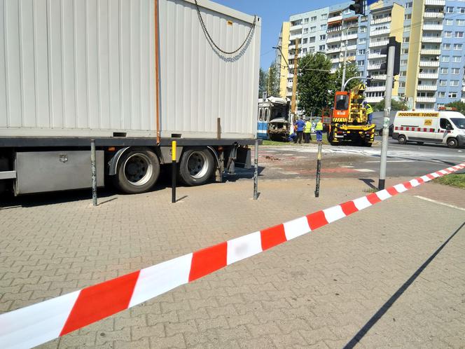 Tramwaj zderzył się z ciężarówką. Ranni pasażerowie i motorniczy!