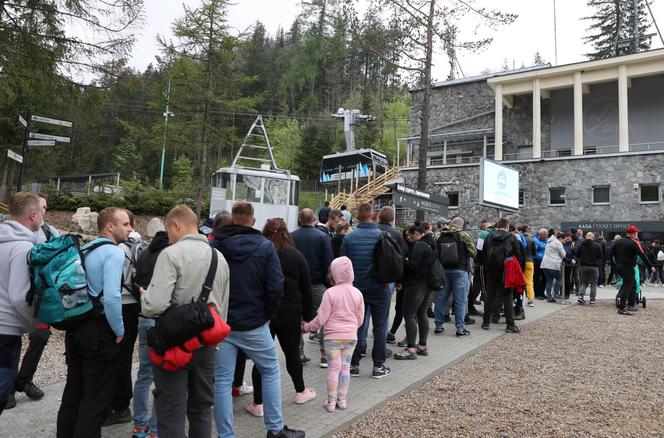 Tłumy turystów w Zakopanem. Tatry przeżywają oblężenie [ZDJĘCIA]