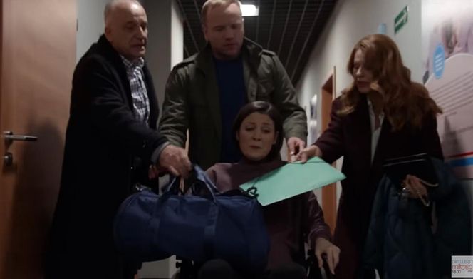 Pierwsza miłość odc. 4019. Kinga (Aleksandra Zienkiewicz), Janek (Maciej Mikołajczyk), Teresa Żukowska (Ewa Skibińska), Marek Żukowski (Maciej Tomaszewski)