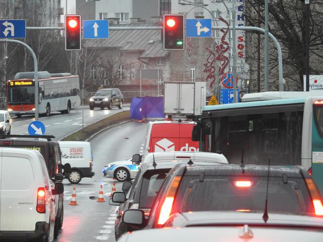 TRAGEDIA na wiadukcie Tarnobrzeskim! 34-latek wtargnął pod rozpędzone auto! [ZDJĘCIA]