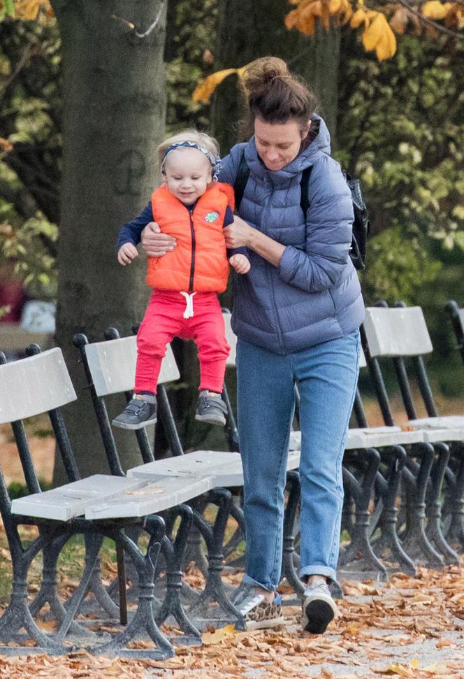 Magdalena Boczarska z dzieckiem na spacerze 