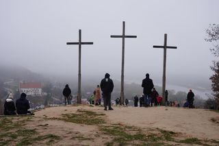 To jedna z najpopularniejszych atrakcji w Kazimierzu Dolnym. Nie każdy wie, co upamiętnia
