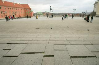 Krakowskie Przedmieście się rozjeżdża! Dziury w chodniku coraz większe