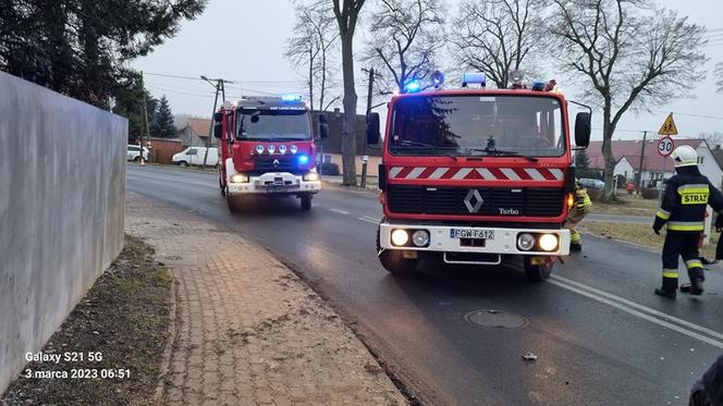 Wypadek w Starym Polichnie dwóch samochodów osobowych