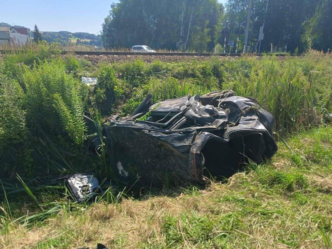 Poważny wypadek w Radziszowie. Samochód zderzył się z pociągiem, ogromne utrudnienia w ruchu