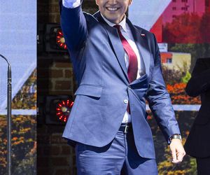 Marta Nawrocka na spacerze z córką i mężem