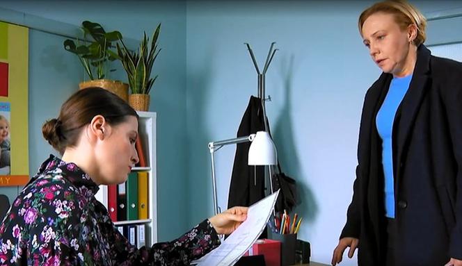 Barwy szczęścia, odc. 2241. Sabina (Barbara Kurzaj), kuratorka (Wiktoria Grabowska)