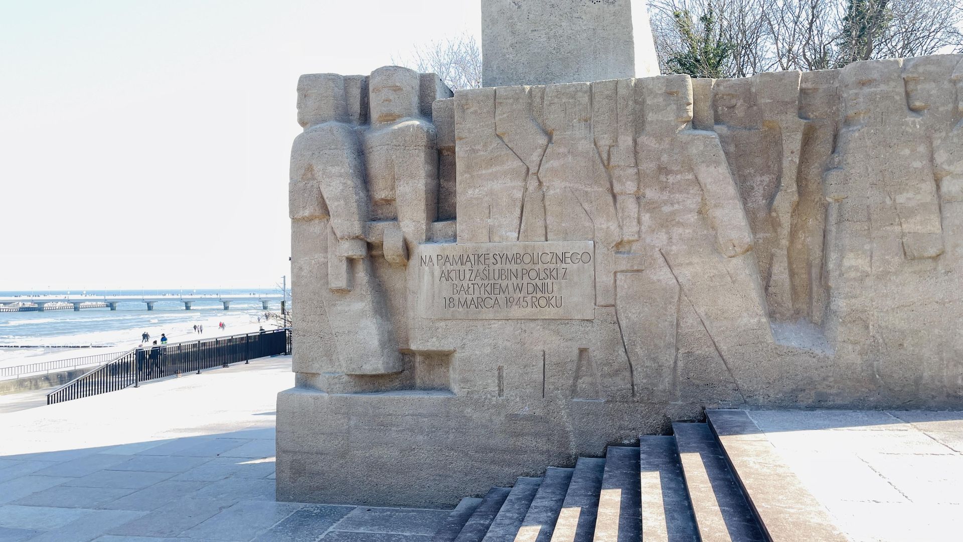 Kołobrzeg - Pomnik zaślubin z morzem