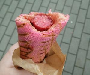 Różowy hot-dog w Żabce na Walentynki