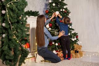 Świąteczna tradycja ubierania choinki. Konkretne daty i pochodzenie zwyczaju. Oto, kiedy najwcześniej można udekorować drzewko