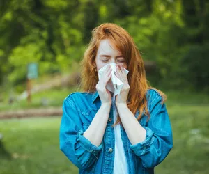 Często kichasz? To Wszechświat wysyła ci wiadomość od bliskiej osoby. Oto 5 znaków, które wysyła ci Anioł Stróż