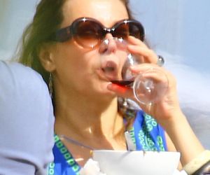 Renata Dancewicz kurzy na plaży