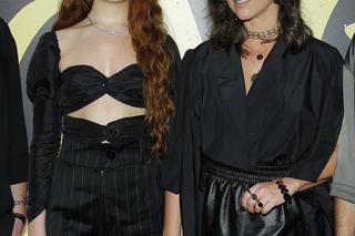 Córka Natalii Kukulskiej z gołym brzuchem i chłopakiem zadaje szyku na ściance. Podobna do mamy? Show-biznes znają od podszewki