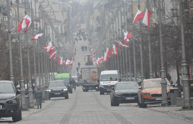 Biało-czerwone flagi na ulicach Kielc